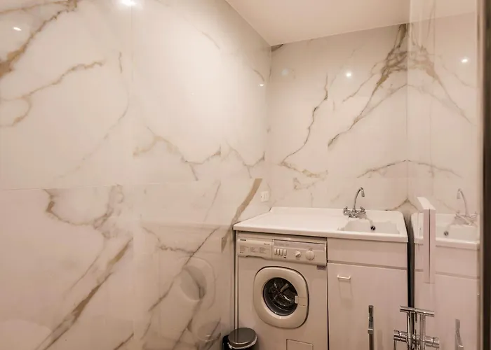 The Rent - Bright Three-bedroom Along The Tiber River